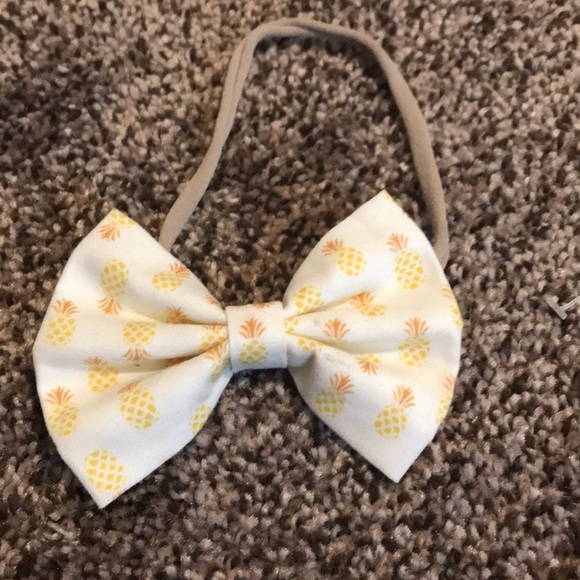 Little girl bows on nude nylon - Picture 2 of 4